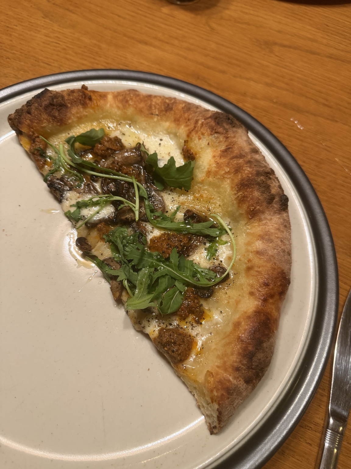 Pizza bianco med rostad skogschampinjon, tryffelpesto och ruccola